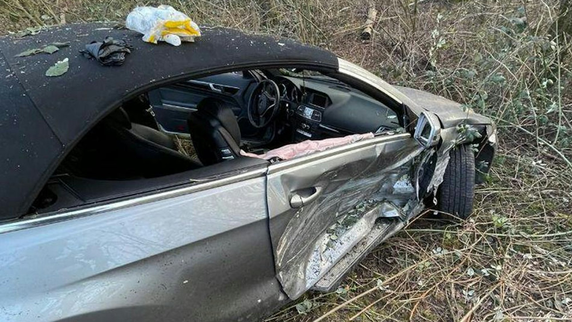 Der Mercedes des Ehepaares wurde ebenfalls zum Totalschaden.