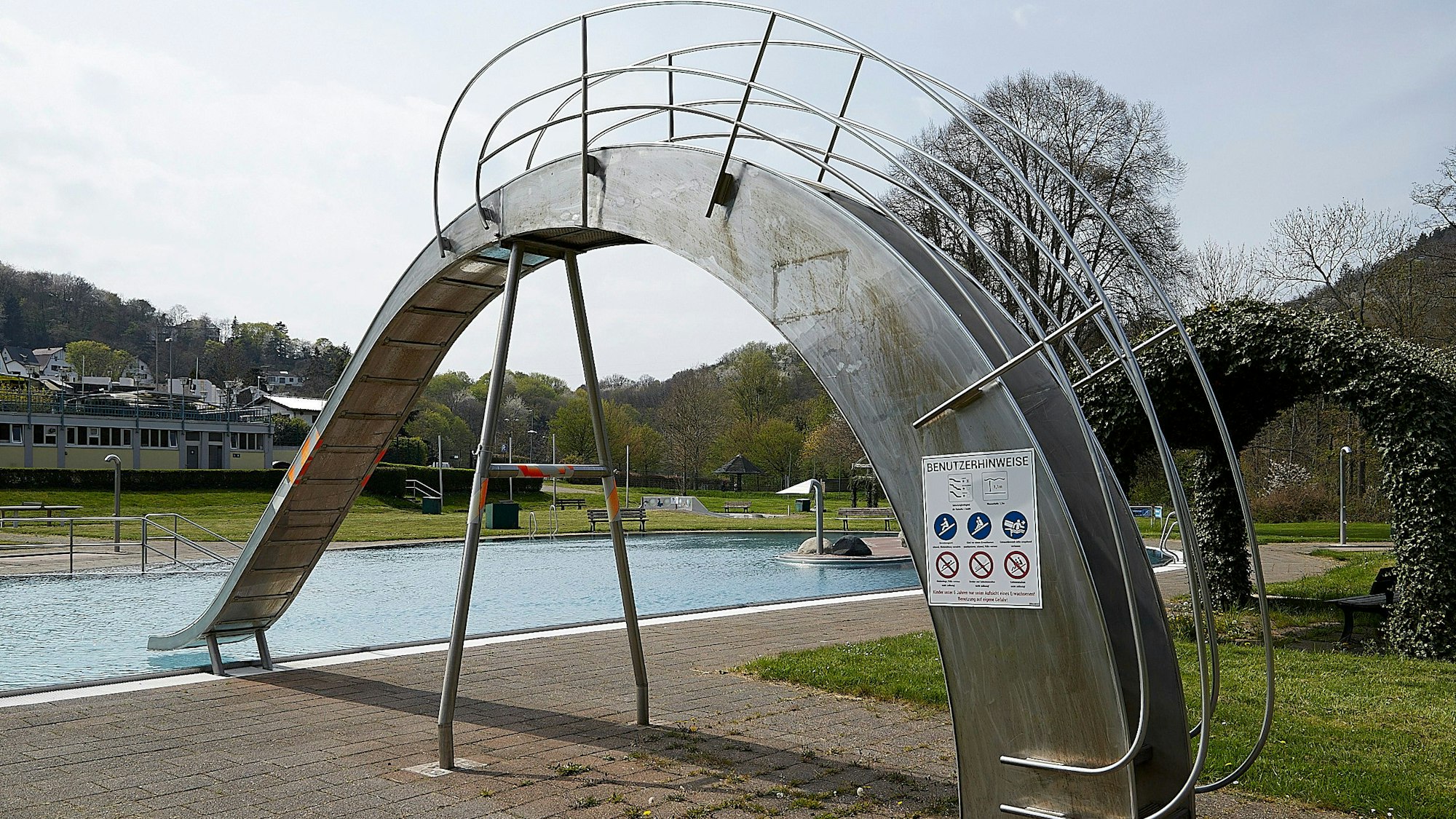 Es ist eine Rutsche zu sehen.