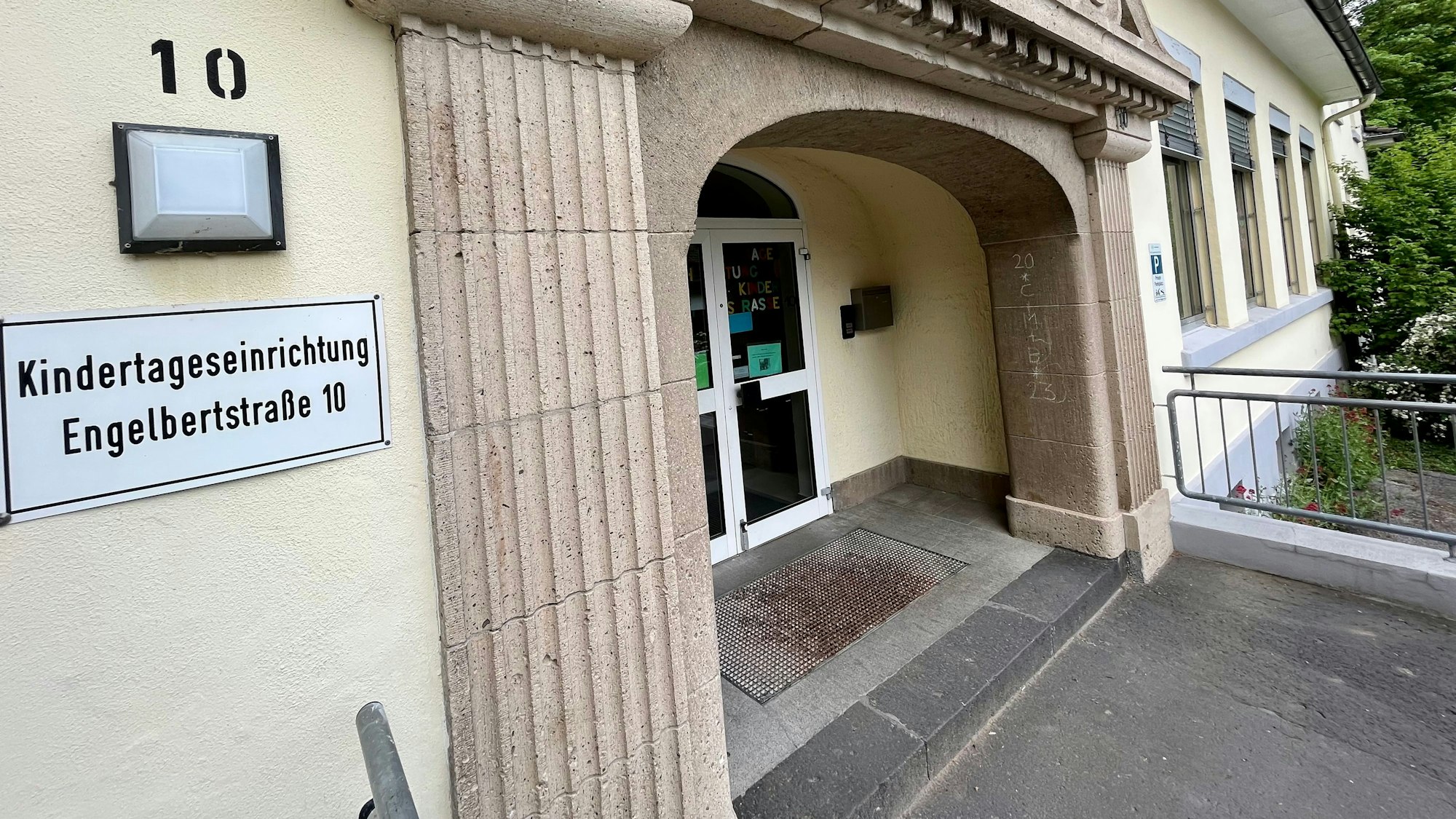 Blick auf den Eingang einer Kita