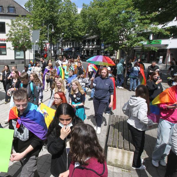 Es sind die Schüler bei der Demo mit Schildern zu sehen.