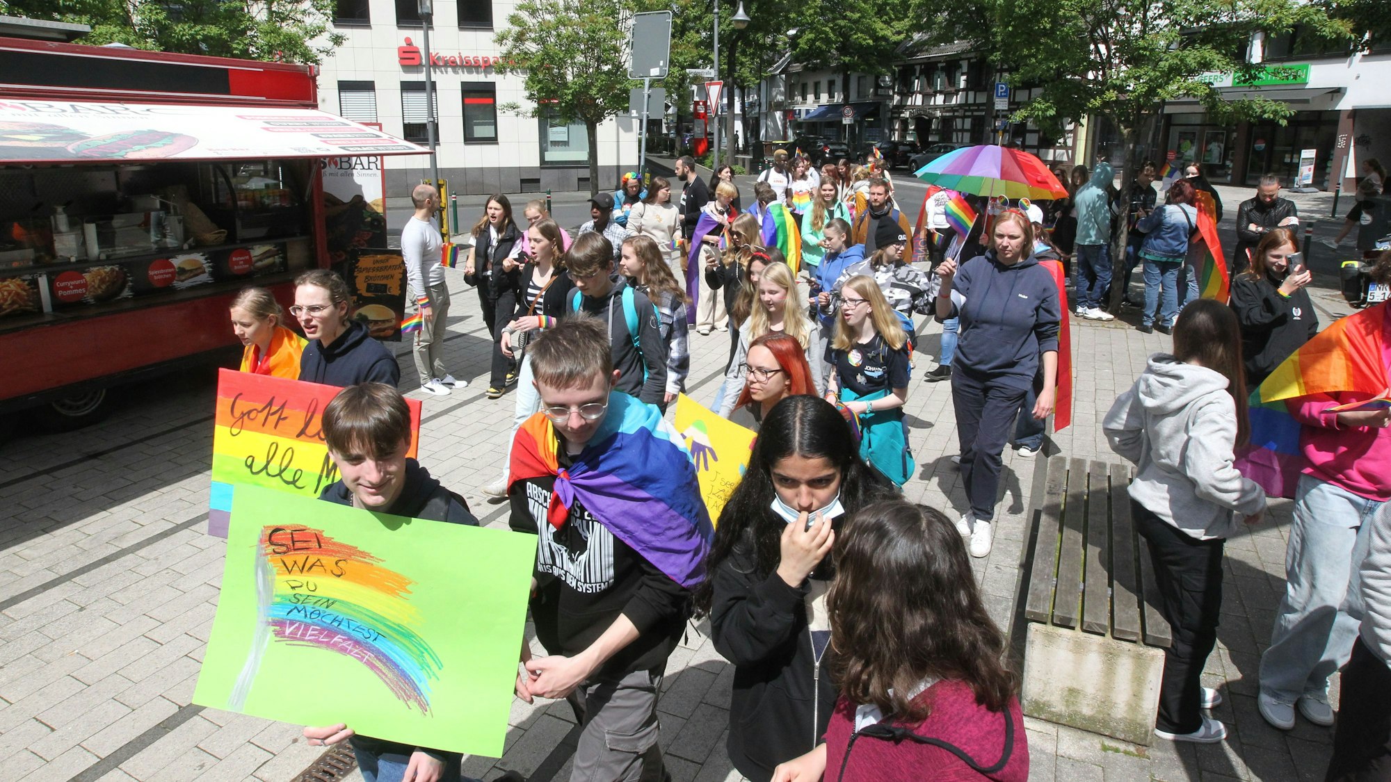 Es sind die Schüler bei der Demo mit Schildern zu sehen.