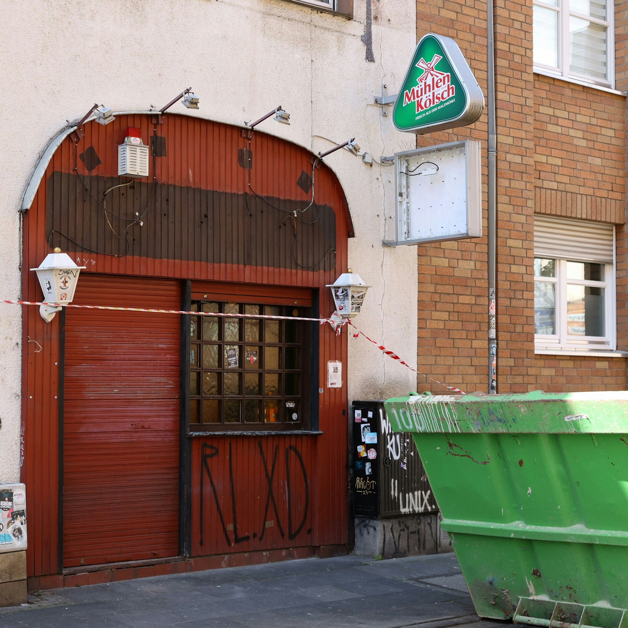 Die Fassade des Resistance von außen, das Logo ist abmontiert, davor steht ein großer Container.