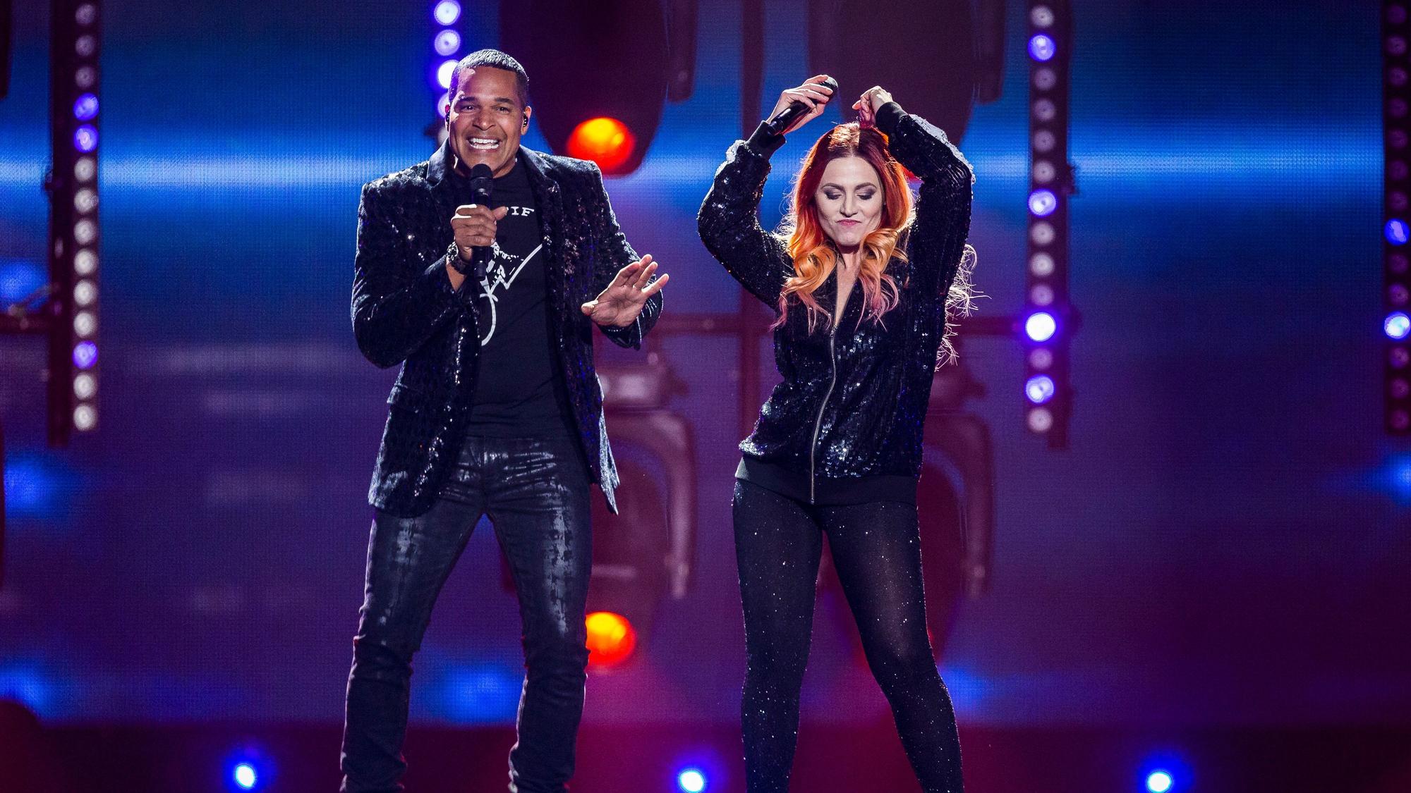 Jimmie Wilson und Valentina Monetta performen auf der Bühne.