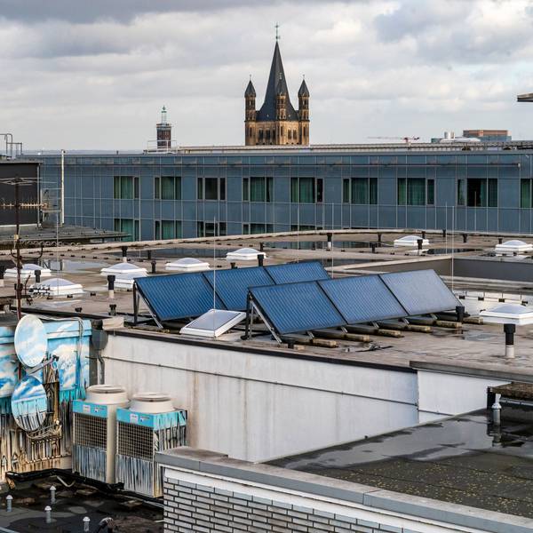 Solarzellen auf Gebäuden in der Kölner Innenstadt.
Hier: Ein Hotel- und Geschäftshaus an der Hohe Straße, Ecke Pipinstraße.
Im Hintergrund ist Groß St. Martin, und unten links, ein Graffiti was den Kölner Dom zeigt zu sehen.