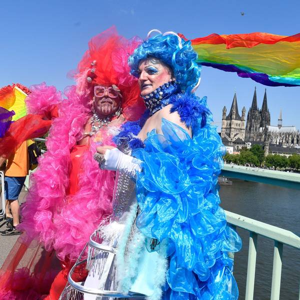 Horst und Uwe feiern bei der CSD-Parade am Start auf der Deutzer Brücke.