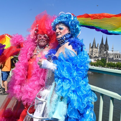 Horst und Uwe feiern bei der CSD-Parade am Start auf der Deutzer Brücke.