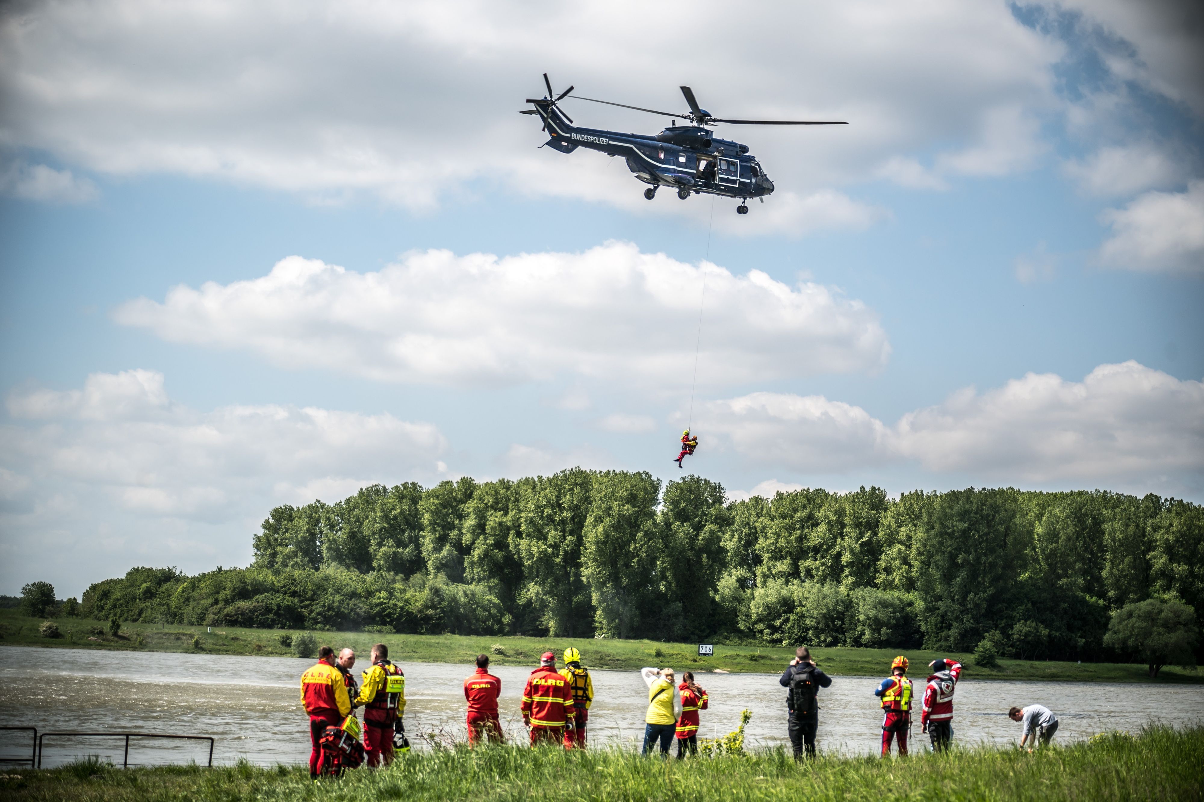 Rettung aus dem Rhein Bundespolizei, DLRG und Wasserwacht DRK. Foto: Ralf Krieger