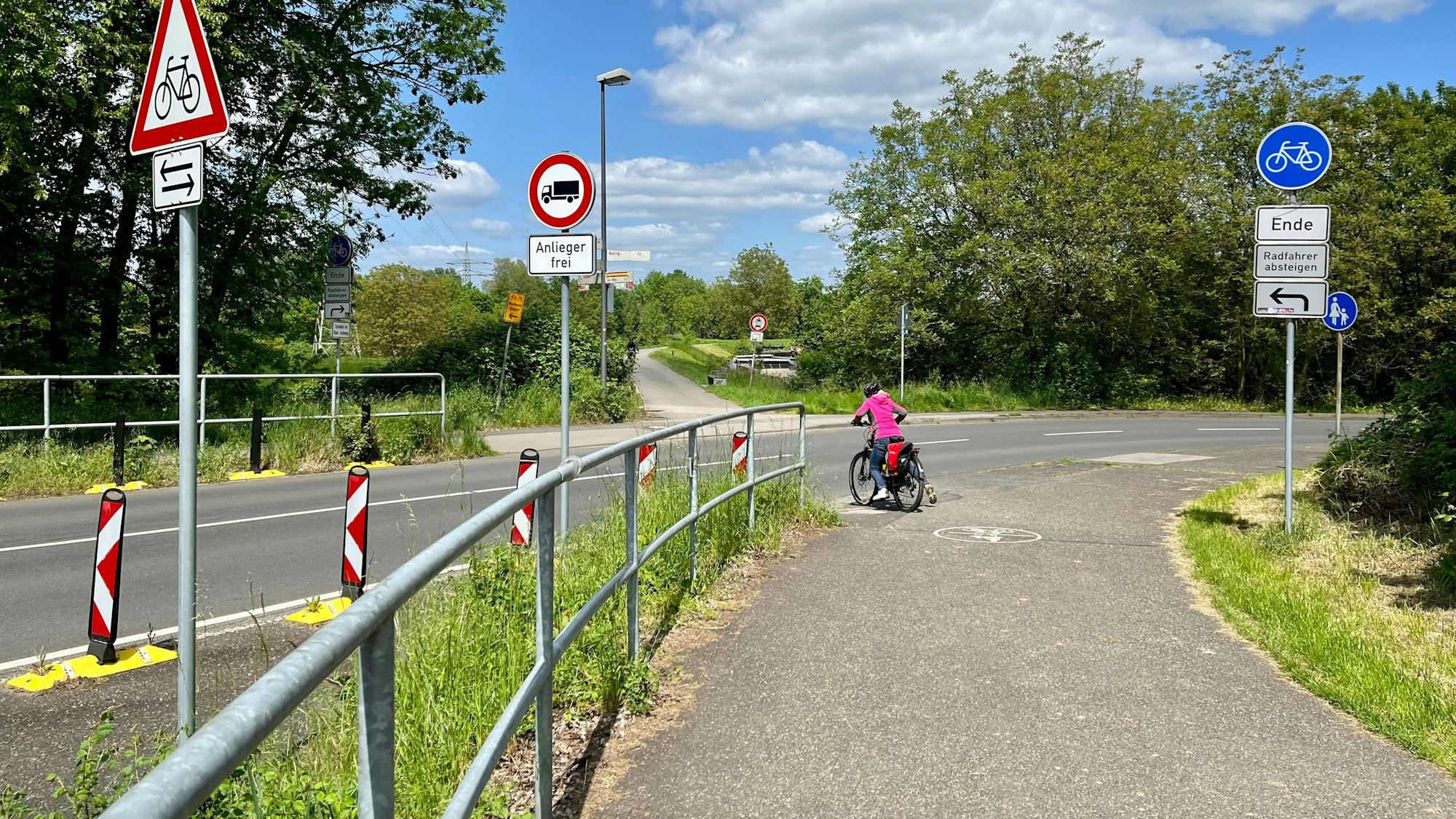 Einmündung der Rheindorfer Straße in den Westring