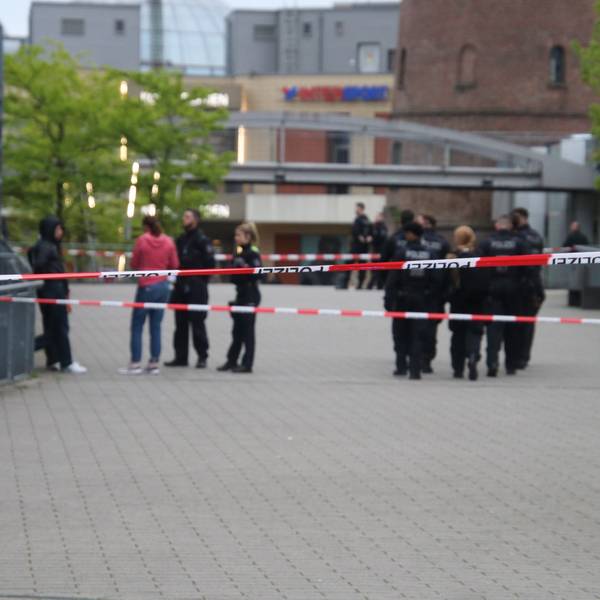 Zwei Personen sind bei einer Auseinandersetzung mehrerer Jugendlicher am Montagabend verletzt worden. Auch ein Messer war im Einsatz.