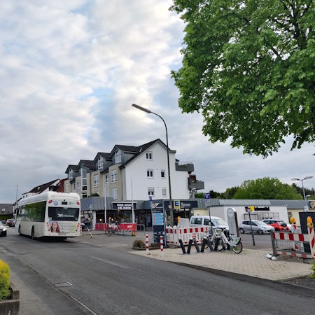 Solinger Straße in Witzhelden am Edeka-Markt mit Mobilstation und Leihrädern.