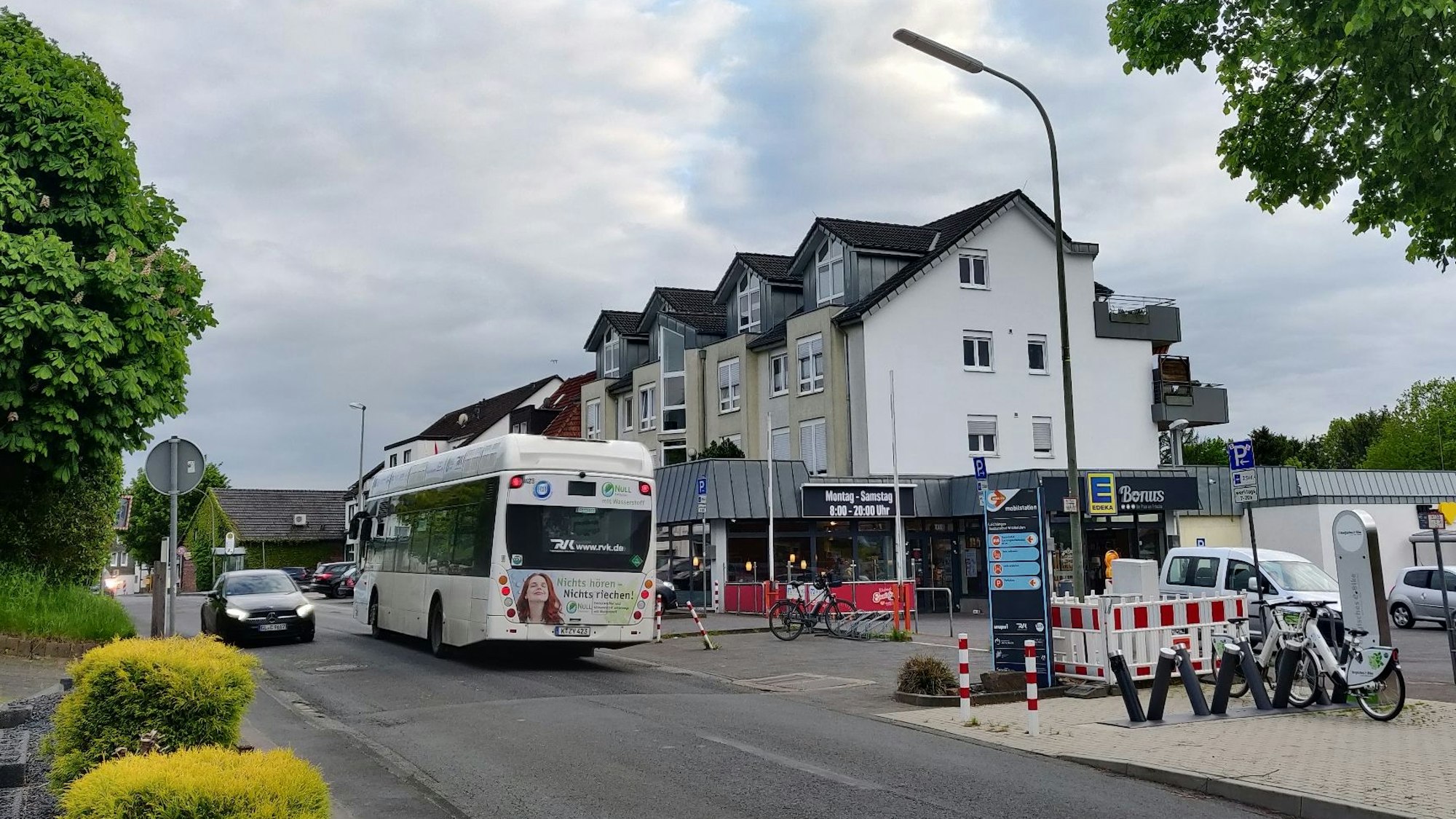 Solinger Straße in Witzhelden am Edeka-Markt mit Mobilstation und Leihrädern.