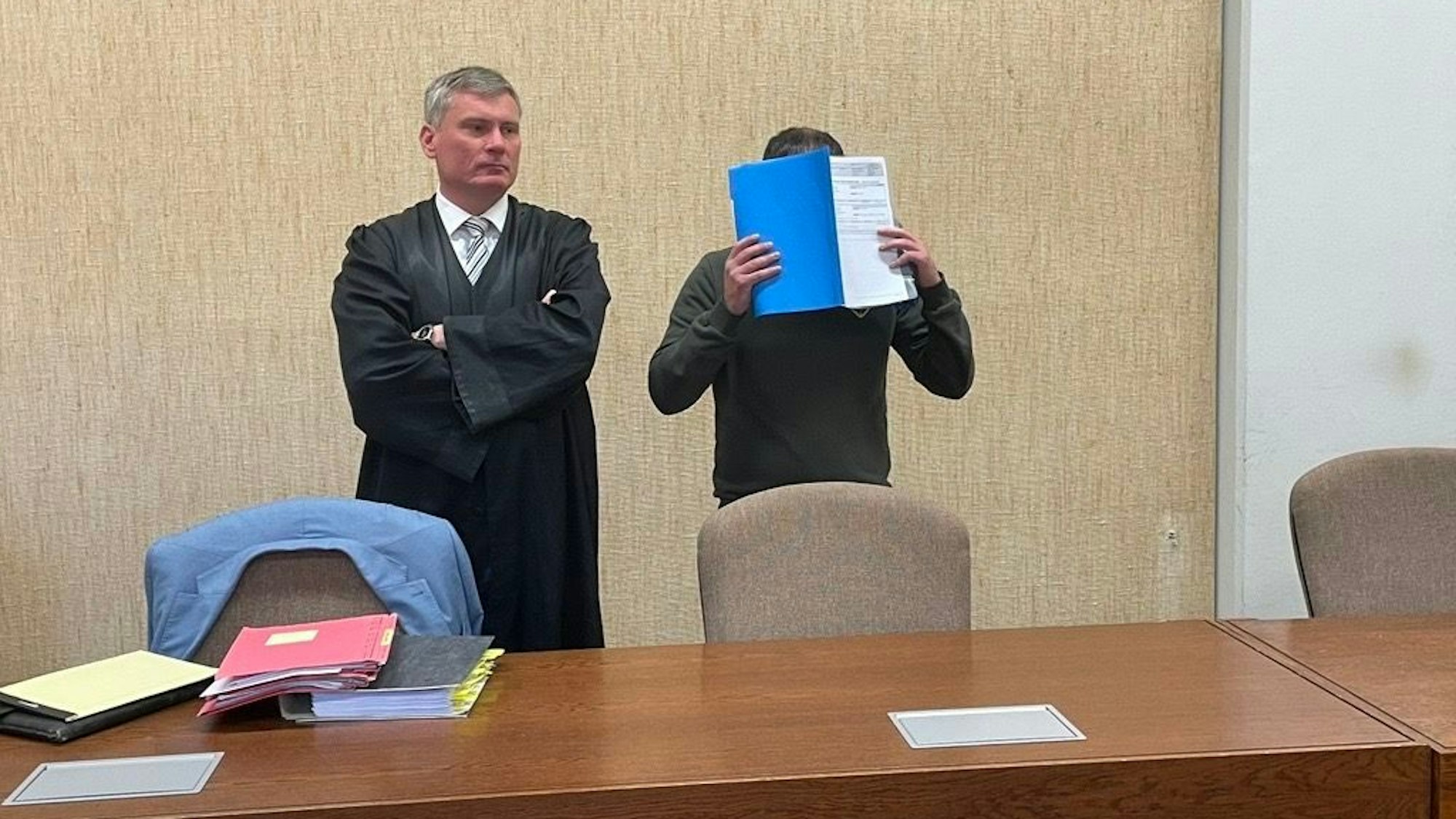 Der Angeklagte mit seinem Verteidiger Frank Seebode im Kölner Amtsgericht.