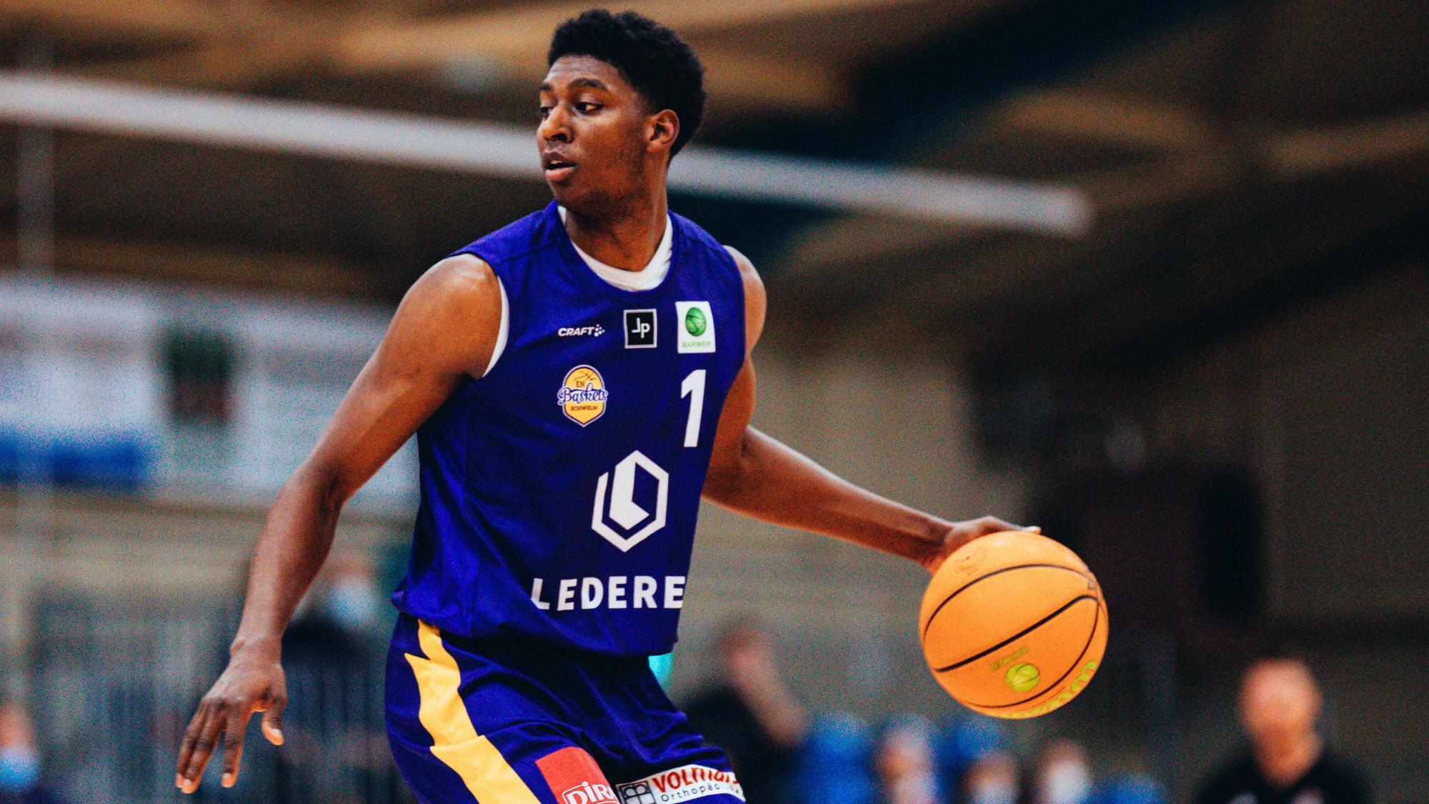 BB-2BL BSW Sixers - SCH - EN Baskets Schwelm JR Calvin Eugene Oldham 1 Baskets Schwelm waehrend der Saison 2021-22 Herren in der Barmer 2. Bundesliga ProB zwischen BSW Sixers und SCH - EN Baskets Schwelm in der Ballsporthalle Sandersdorf am 22. January 2022 in Sandersdorf, Sachsen Anhalt, Deutschland *** BB 2BL BSW Sixers SCH EN Baskets Schwelm JR Calvin Eugene Oldham 1 Baskets Schwelm during the season 2021 22 men in the Barmer 2 Bundesliga ProB between BSW Sixers and SCH EN Baskets Schwelm at the Ballsporthalle Sandersdorf on 22 January 2022 in Sandersdorf, Saxony Anhalt, Germany