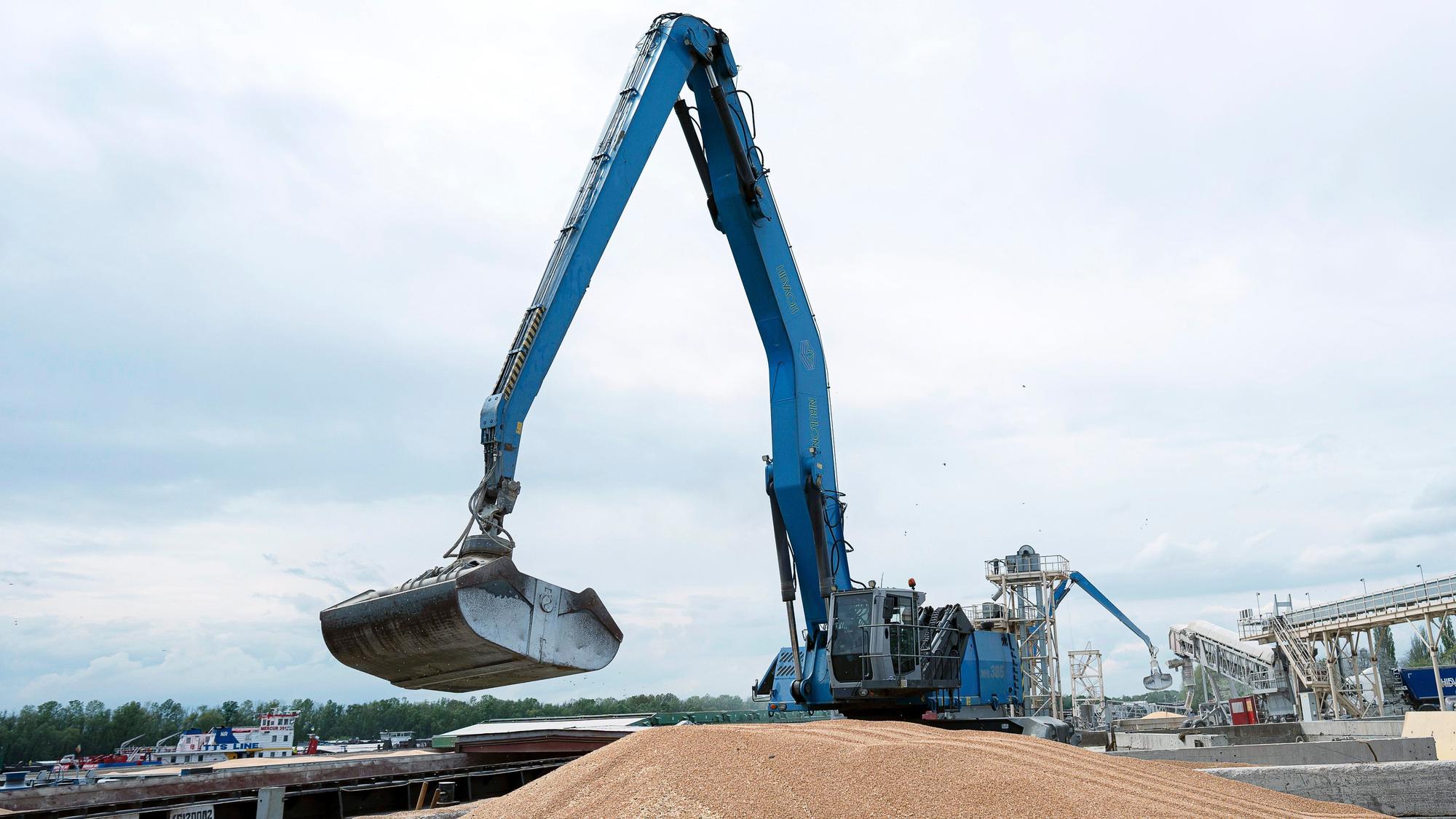 26.04.2023, Ukraine, Ismajil: Ein Bagger verlädt in einem Getreidehafen Getreide in ein Frachtschiff.