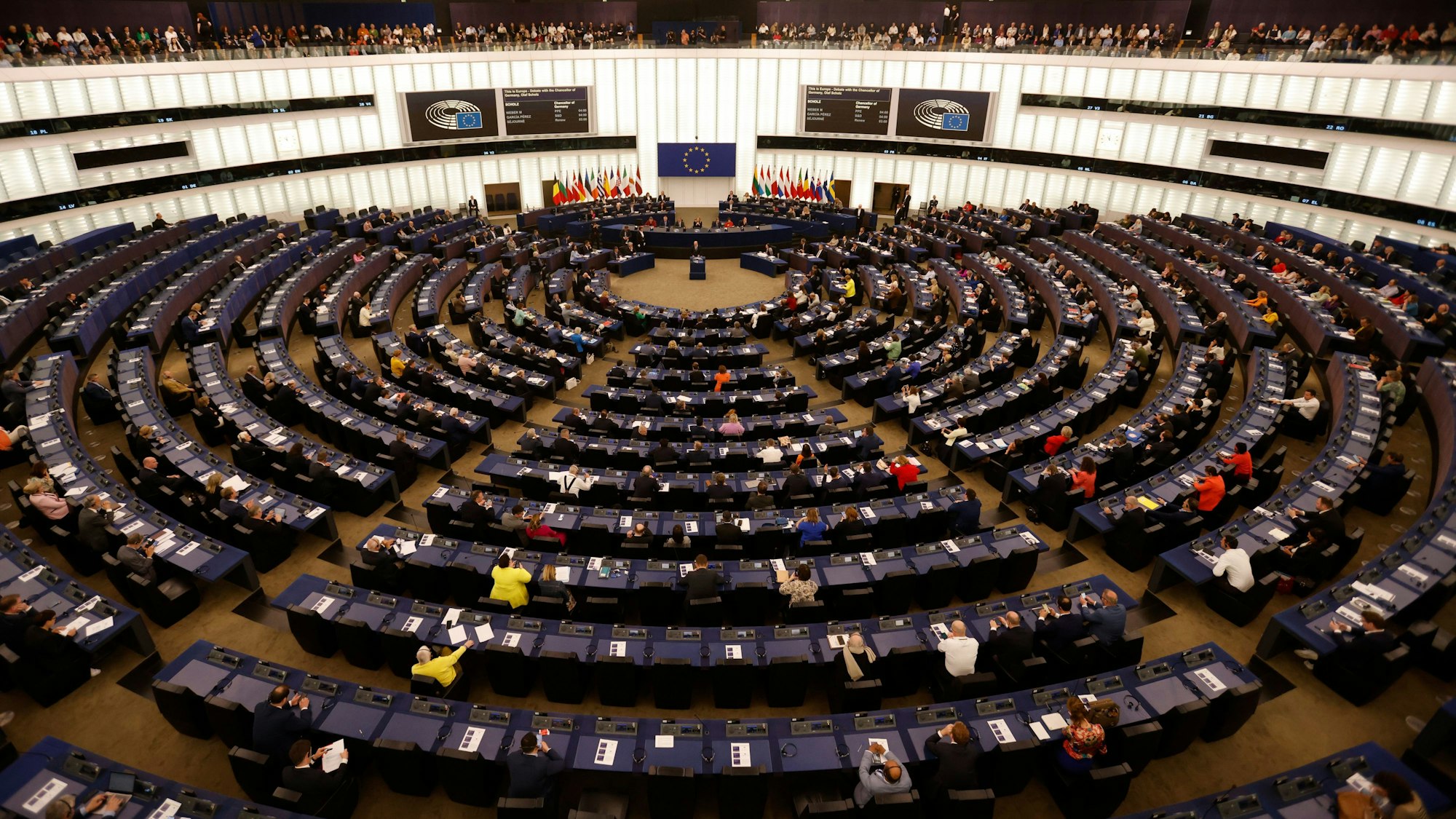 Bundeskanzler Olaf Scholz spricht im EU-Parlament.