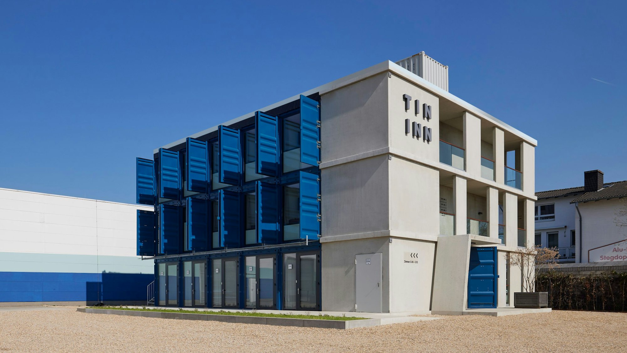 Ein dreistöckiges Gebäude besteht aus Containern.