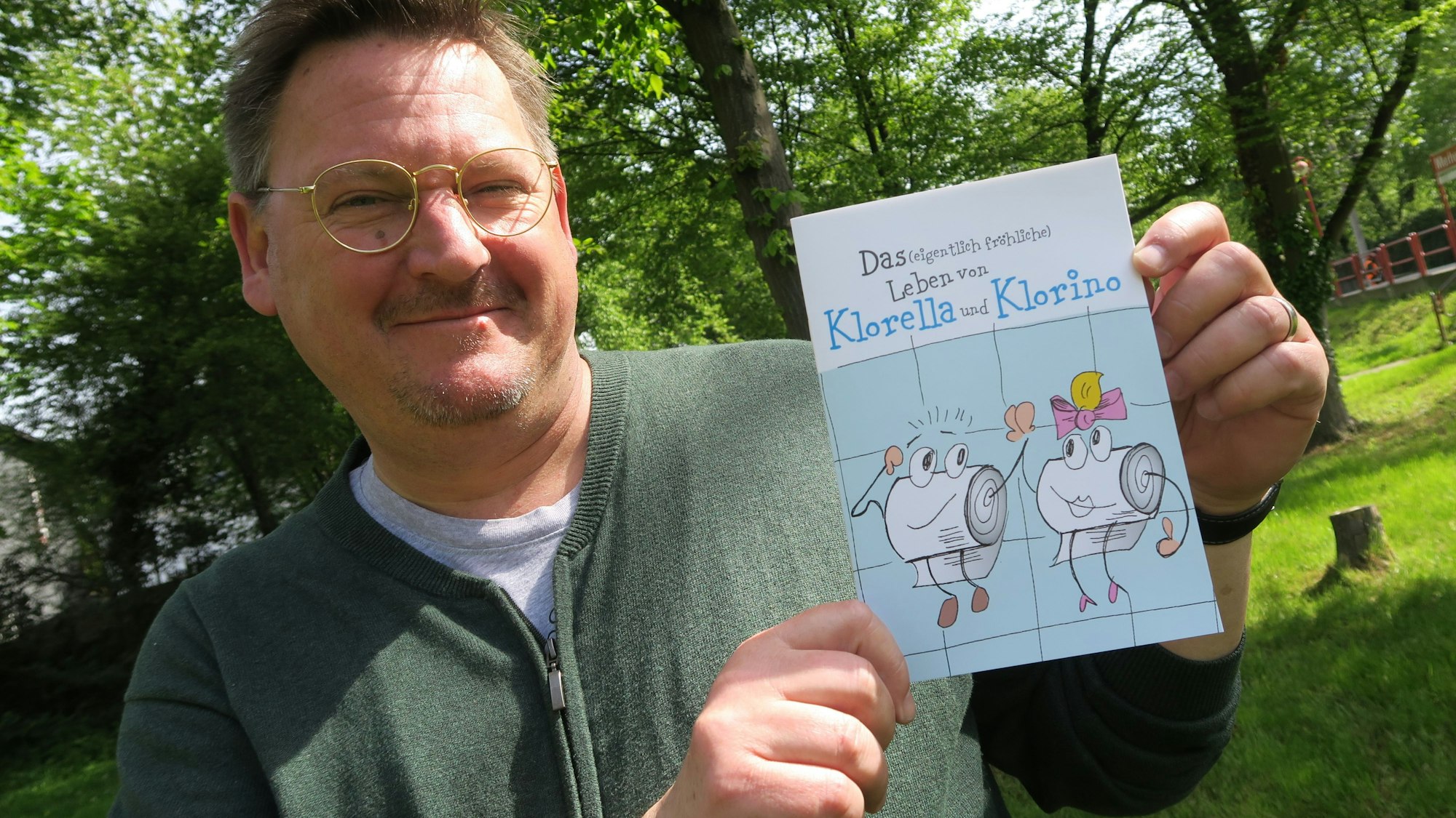 Klaus Bruchhäuser mit dem Toiletten-Comic für Schülerinnen und Schüler.