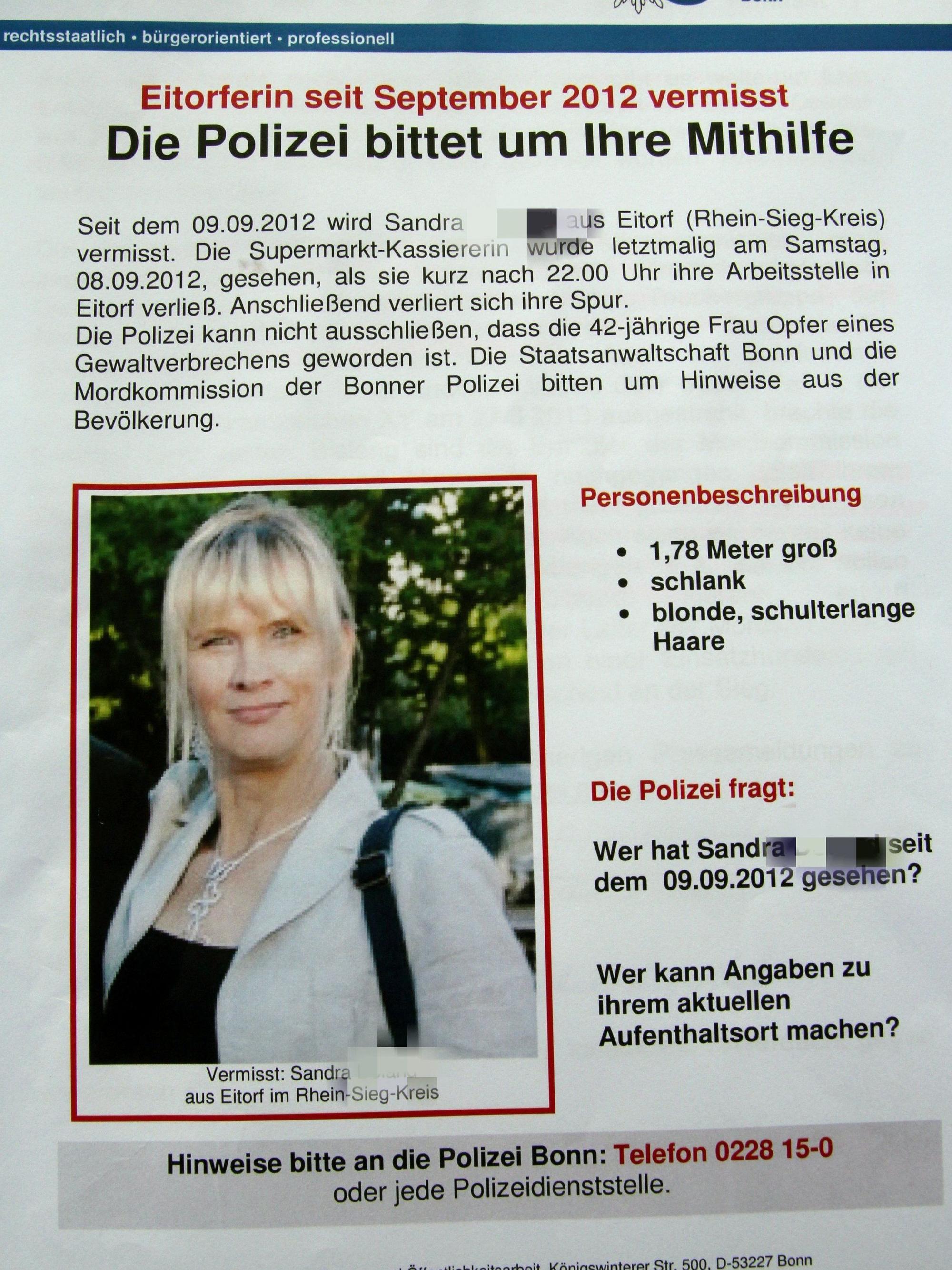 Die Polizei sucht auch mit Plakaten nach Sandra D. aus Eitorf.