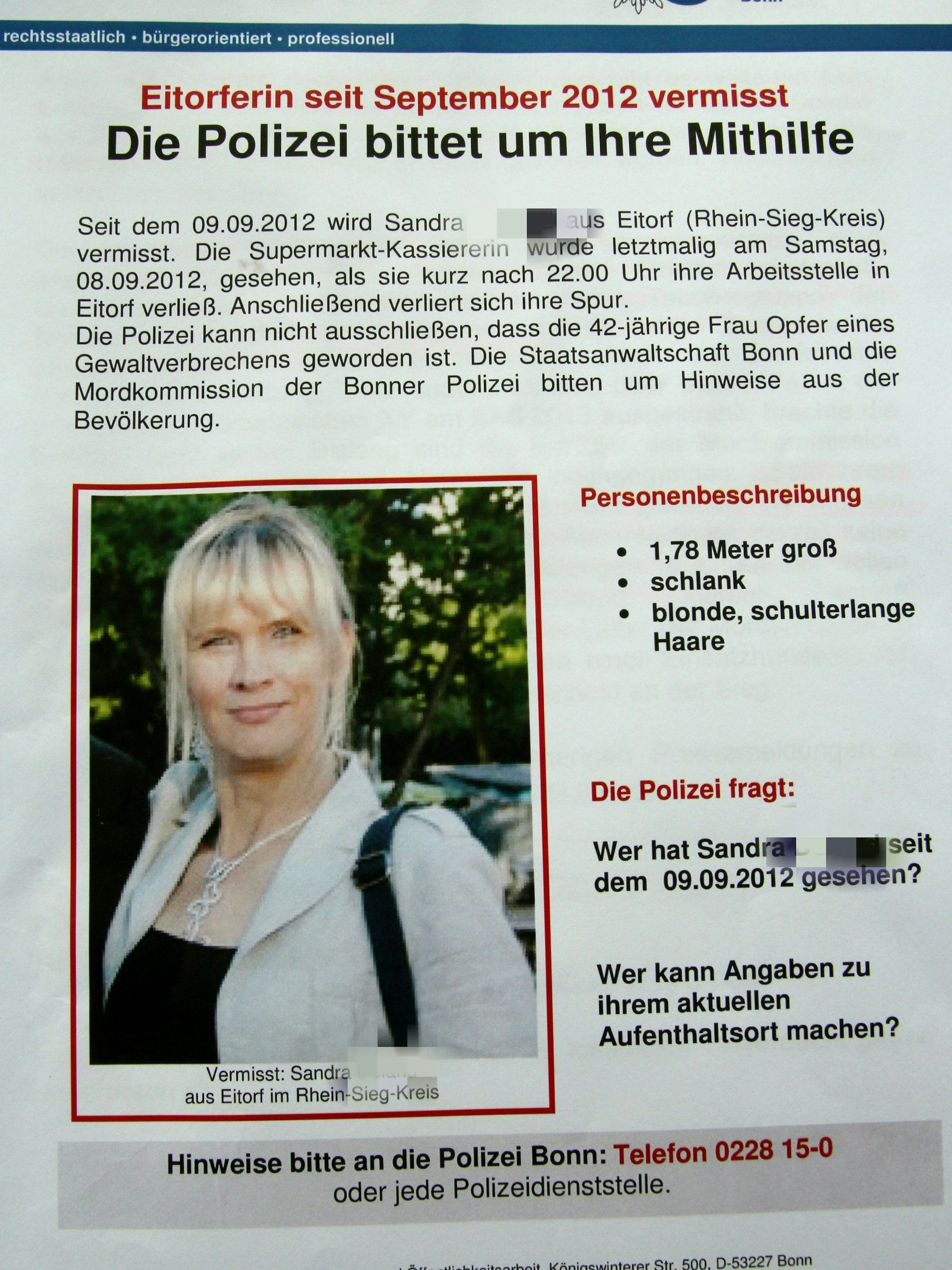 Die Polizei sucht auch mit Plakaten nach Sandra D. aus Eitorf.