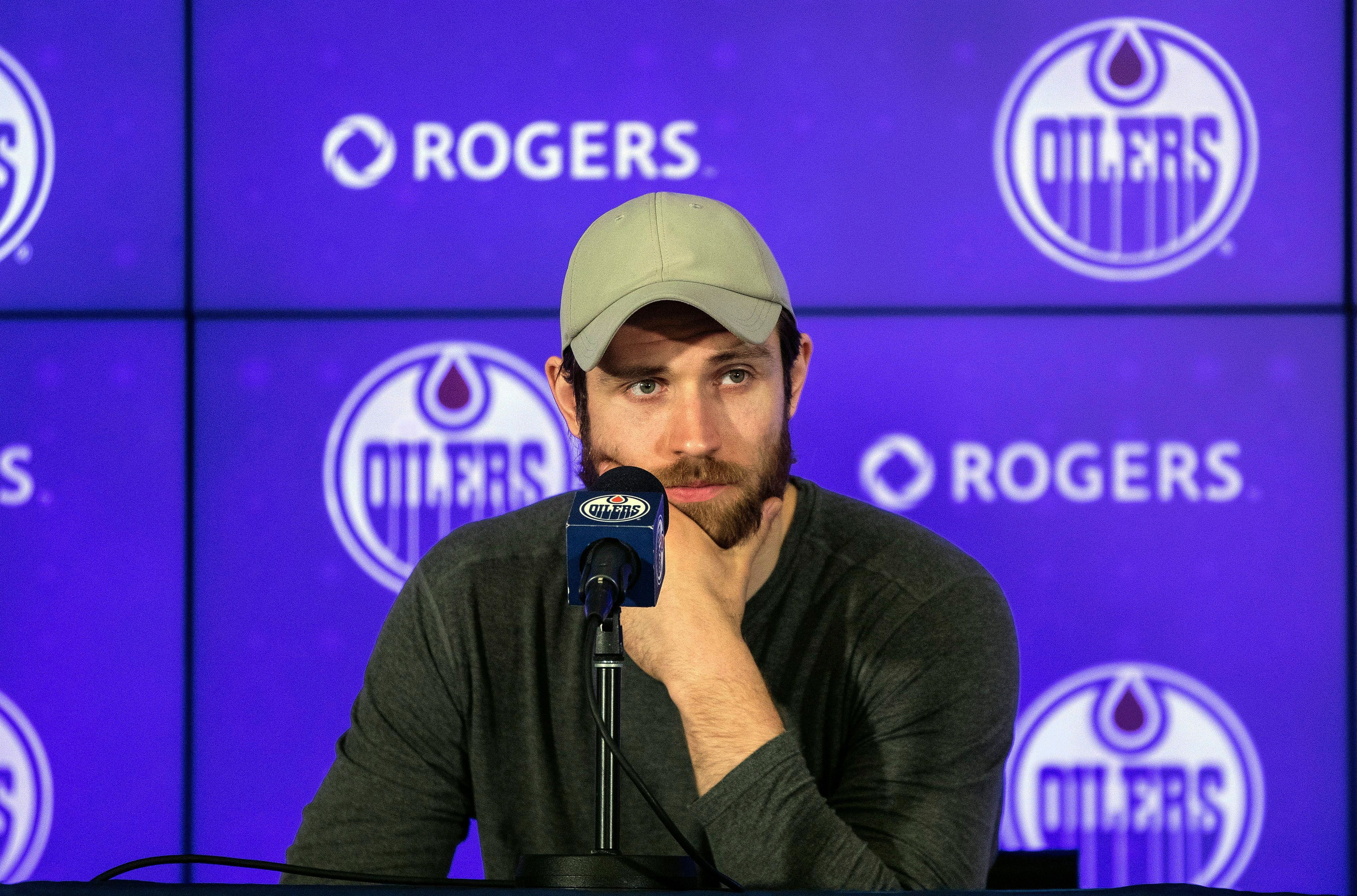 Oilers-Center Leon Draisaitl spricht nach dem Ausscheiden auf der Pressekonferenz in Edmonton