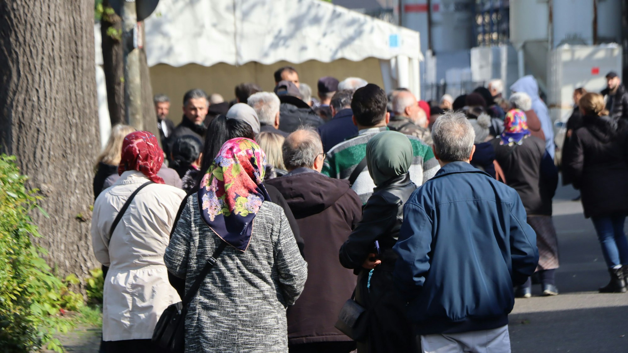 Das Foto zeigt eine Menschenschlange vor dem türkischen Konsulat in Hürth.