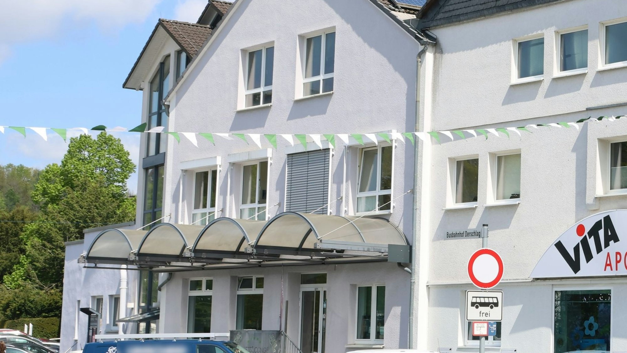 Eine Außenansicht des „MVZ Der Arzt – Hausarztzentrum Gummersbach“.