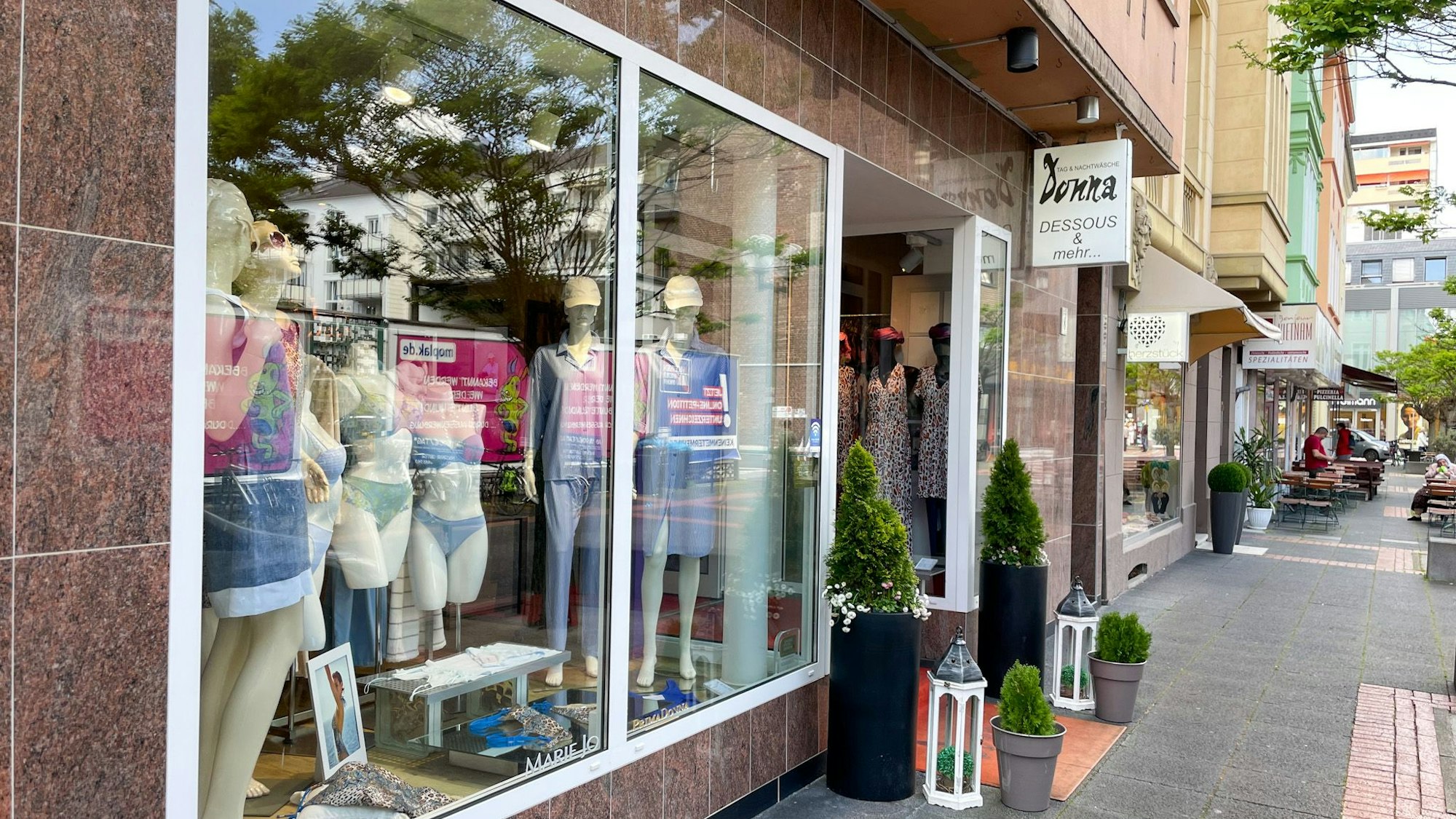 Im Dessousladen-Donna in Leverkusen-Wiesdorf geht es nach dem Tod der Besitzerin weiter.