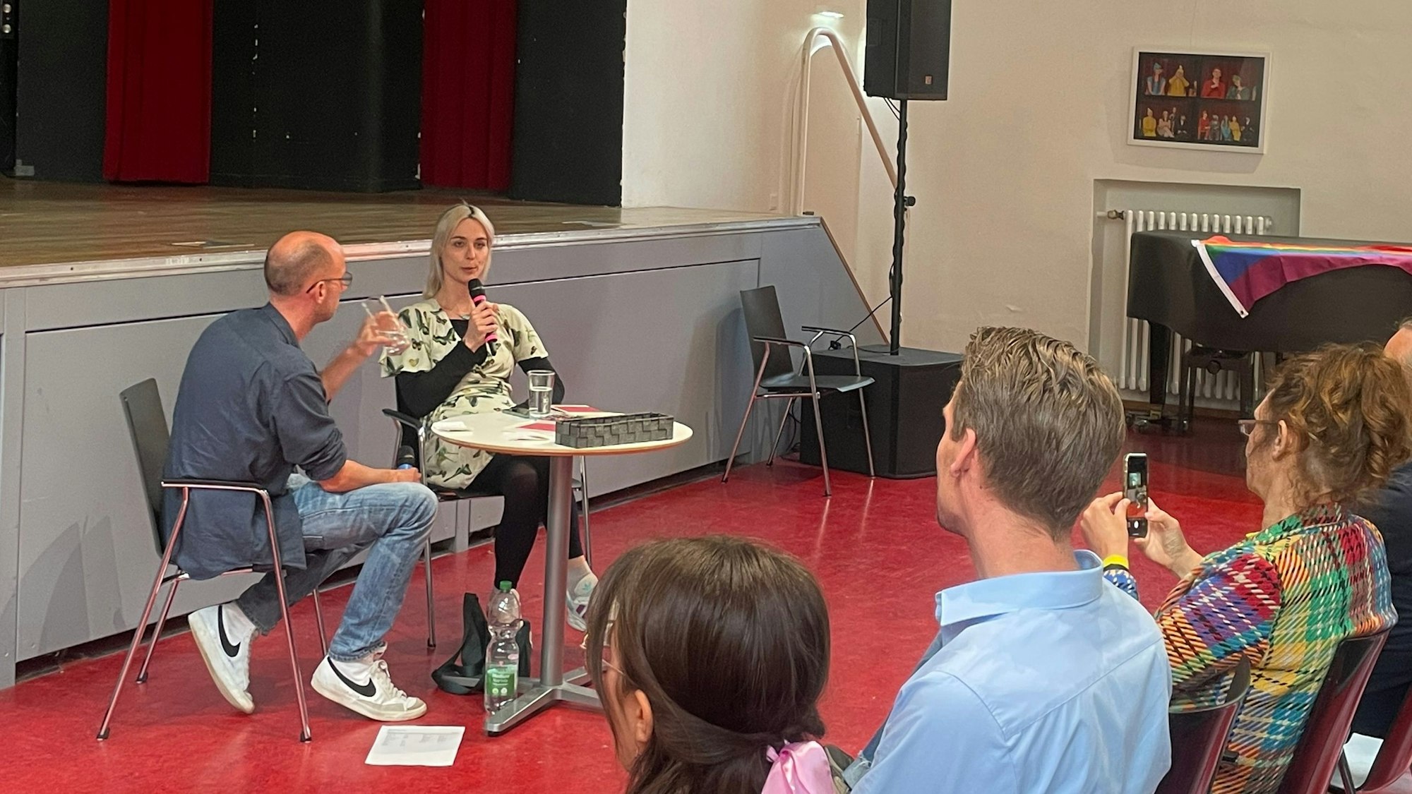 Bundestagsabgeordnete Nyke Slawik (Grüne) sprach in der Aula ihrer alten Schule, der Marienschule in Opladen, über den Bundestag, Diversität und Lützerath.