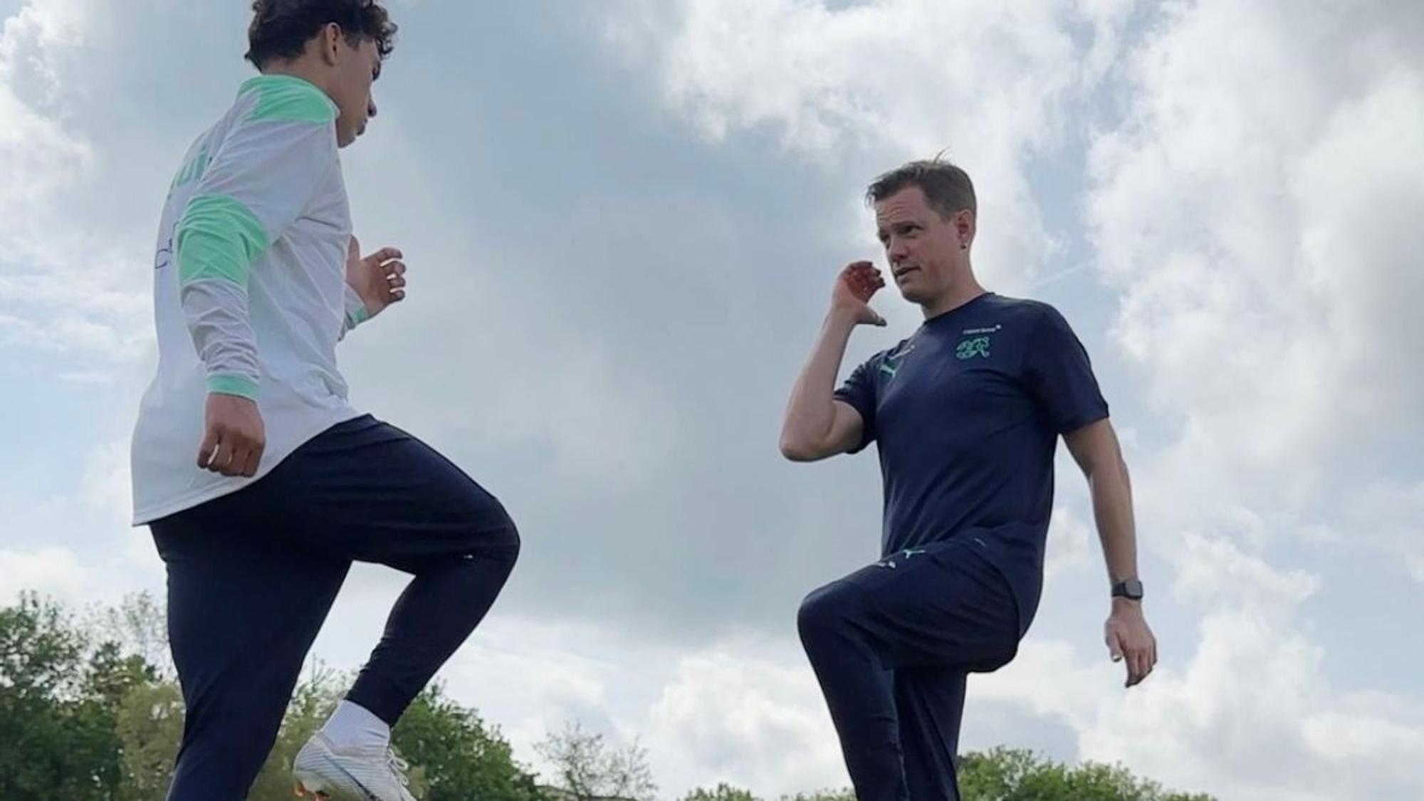 Physiotherapeut Patrick Bender bei der Arbeit mit einem Sportler.