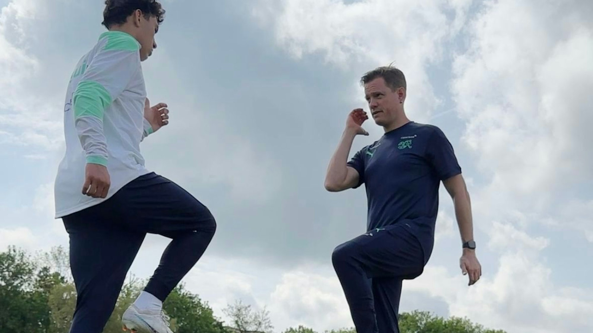 Physiotherapeut Patrick Bender bei der Arbeit mit einem Sportler.