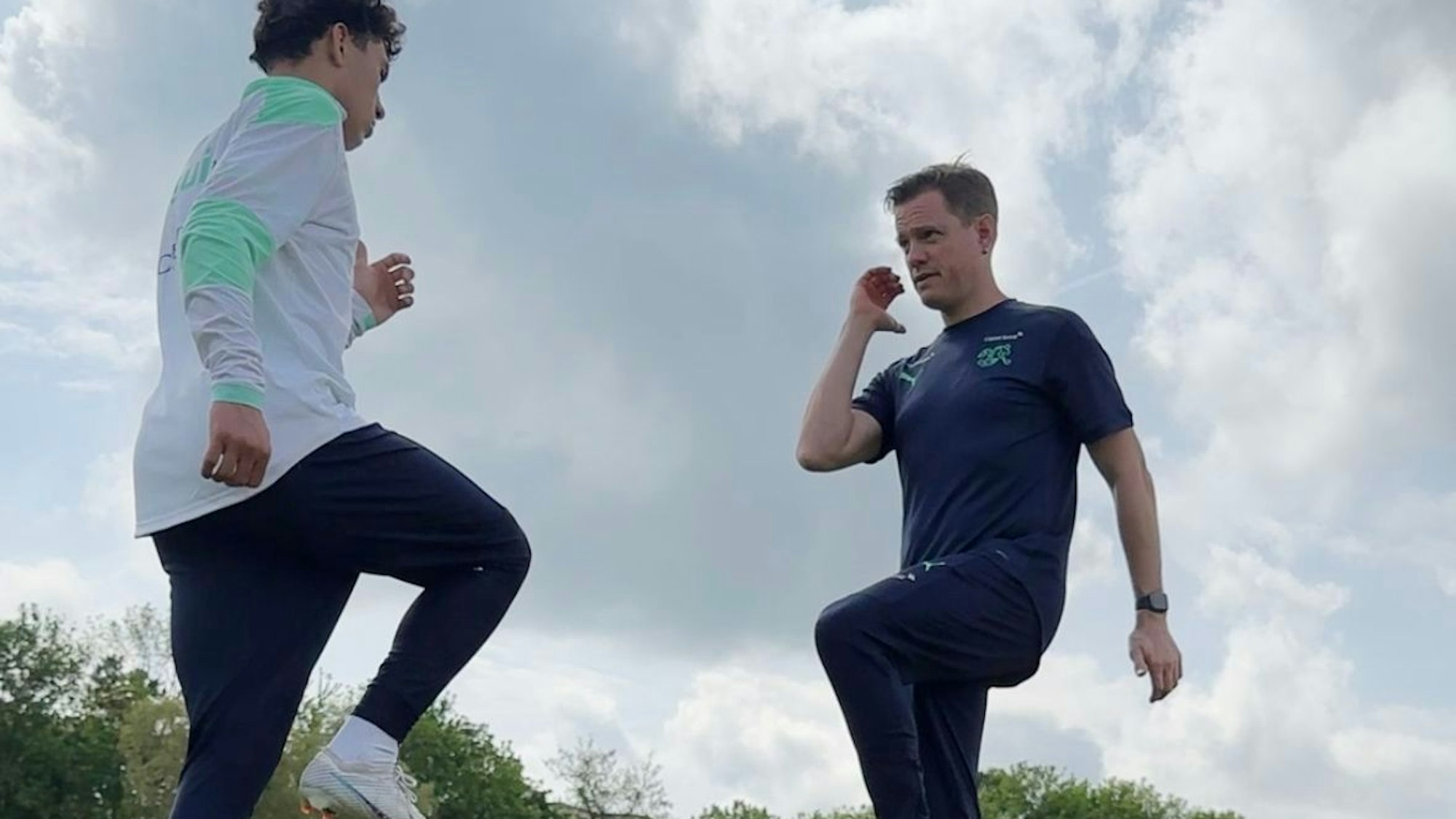 Physiotherapeut Patrick Bender bei der Arbeit mit einem Sportler.