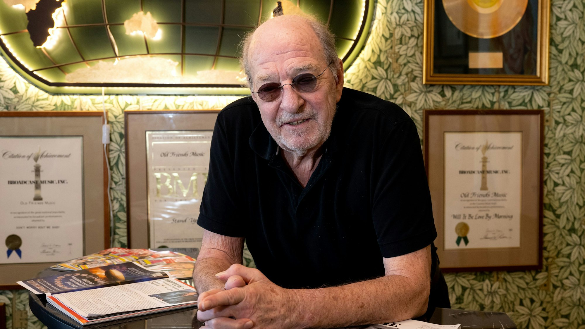 Ralph Siegel, Musiker, Komponist und Produzent, steht bei einem Interview mit der Deutschen Presse-Agentur in seinem Büro.