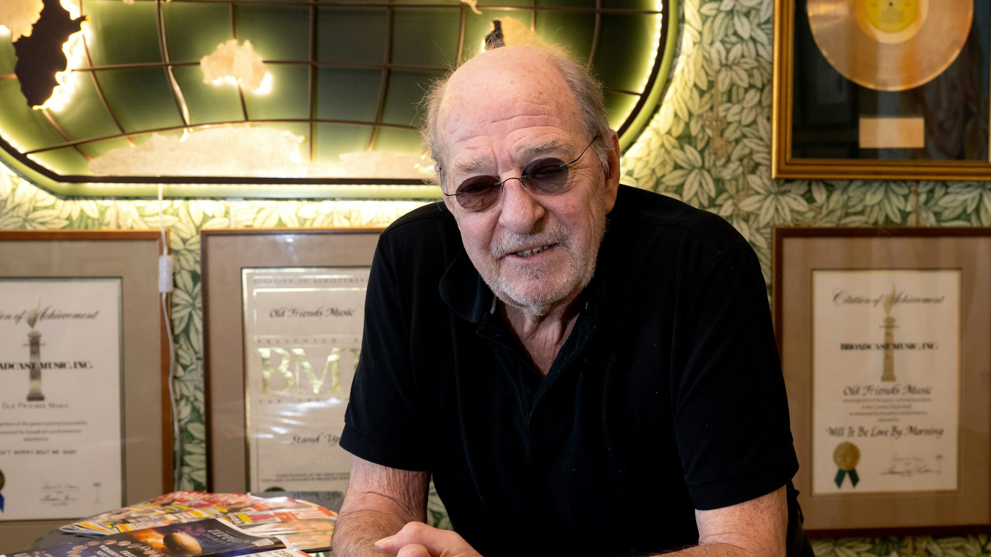 Ralph Siegel mit Sonnenbrille im Studio