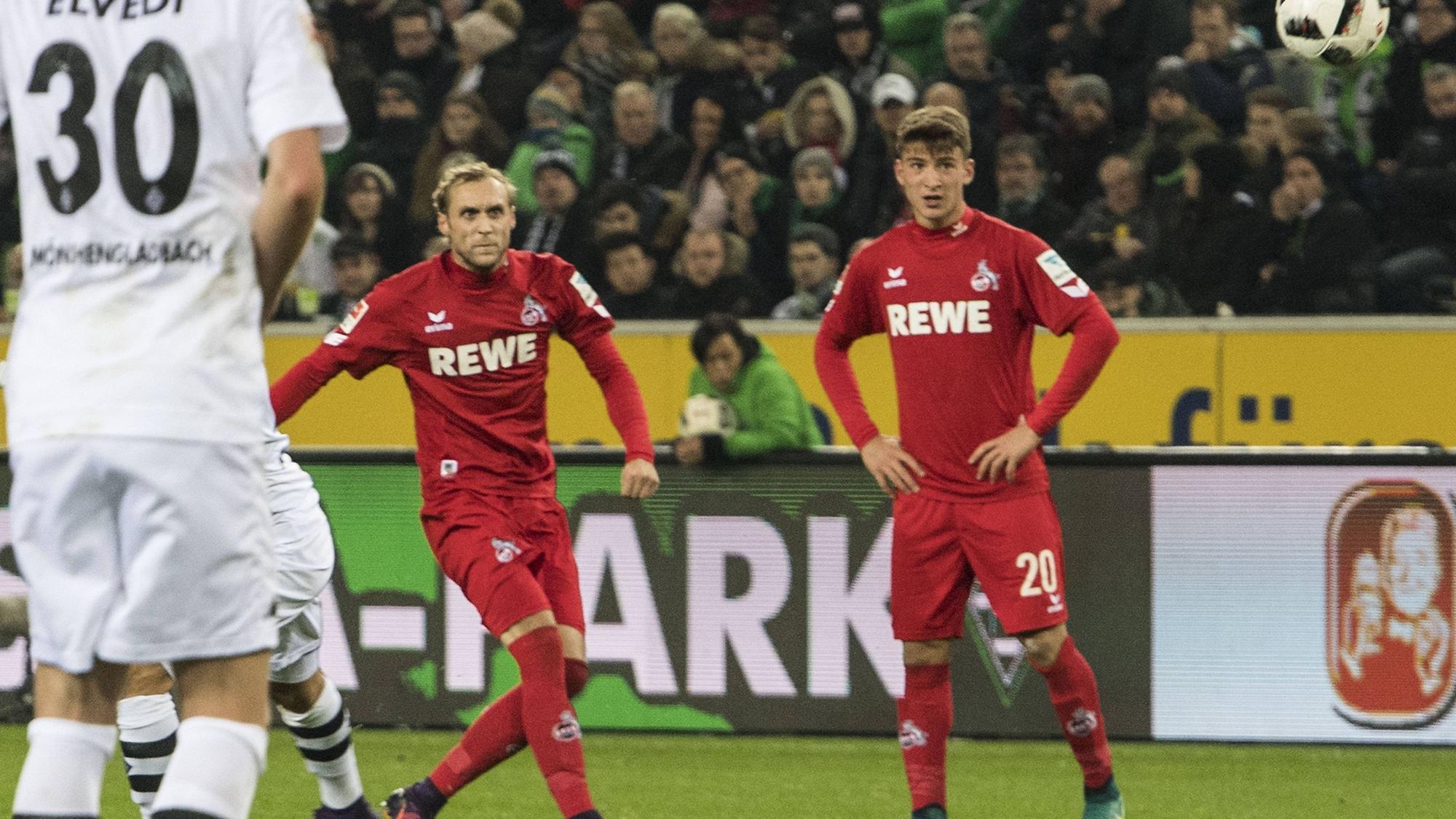 Marcel RISSE (K, 2.v.r.) erzielt das Tor, Siegtor, zum 2:1 unter interessierter Beobachtung von Salih OEZCAN (Özcan, K, r.;), der bei dem Freistoss zugespielt hatte; Fussball 1. Bundesliga, 11. Spieltag, Borussia Moenchengladbach (MG) - 1. FC Koeln (K) 1:2, am 19.11.2016 in Moenchengladbach / Deutschland.
Marcel Cracks K 2 v r reached the goal Siegtor to 2 1 under interested Observation from Salih Oezcan Özcan K r the at the Free kick zugespielt had Football 1 Bundesliga 11 Matchday Borussia Moenchengladbach MG 1 FC Cologne K 1 2 at 19 11 2016 in Moenchengladbach Germany