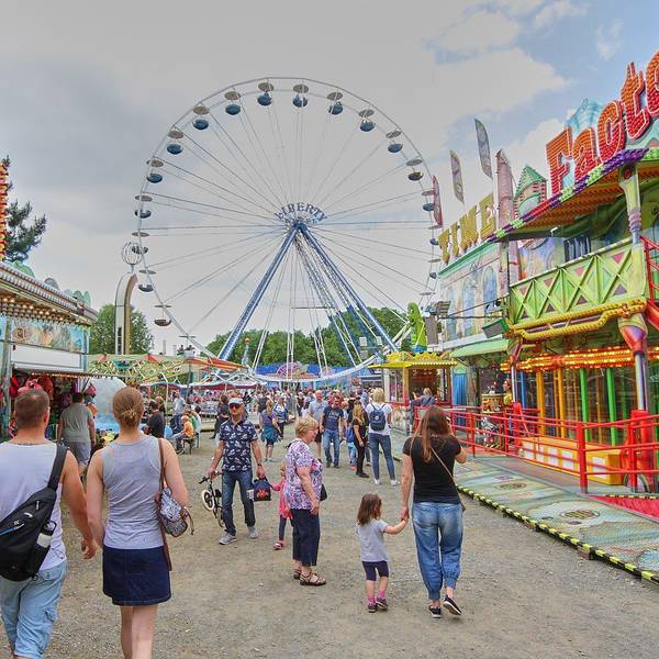 Blick aufs Inselfest, im Bild ein Kettenkarussel.