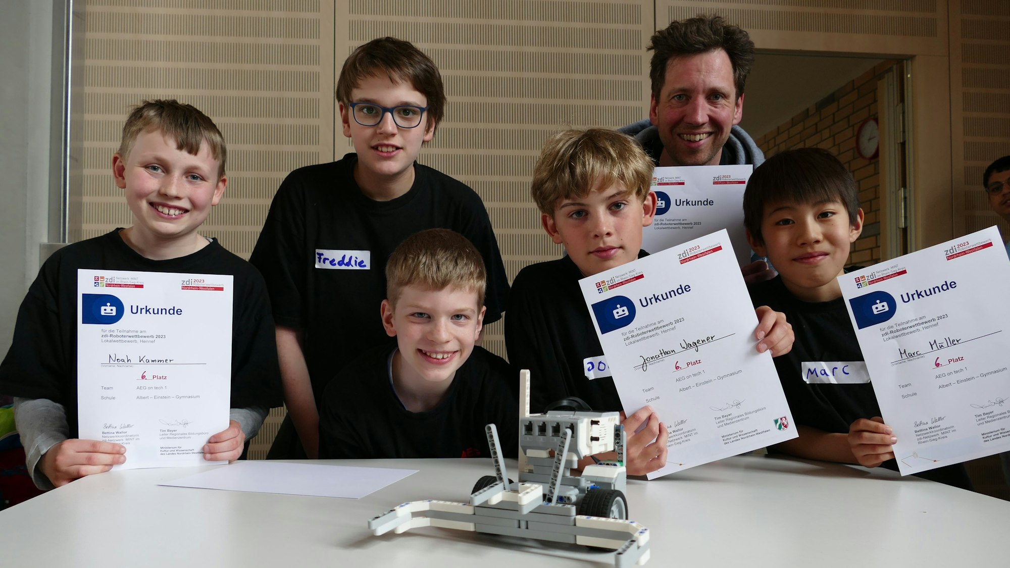 Es sind die teilnehmenden Kinder mit ihren Urkunden zu sehen.