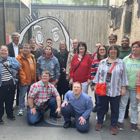 Eine Gruppe von Menschen steht in einer Einfahrt.