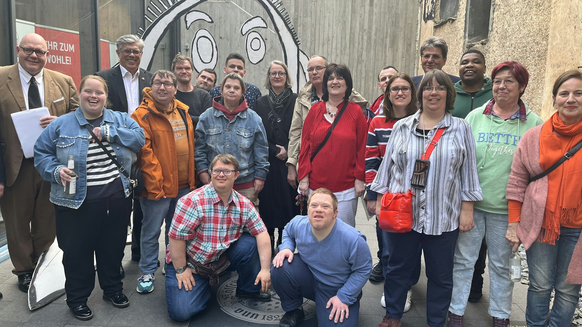 Eine Gruppe von Menschen steht in einer Einfahrt.