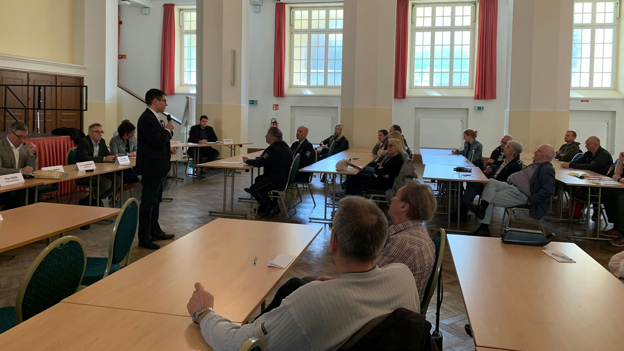 Es ist die Bürgerveranstaltung zur ZUE in der Aula zu sehen.