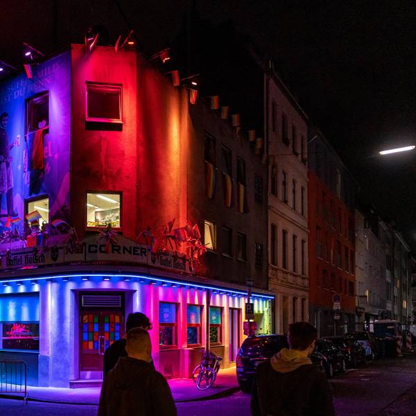 Außenansicht der bunt beleuchteten Gay-Bar ExCorner auf der Schaafenstraße.