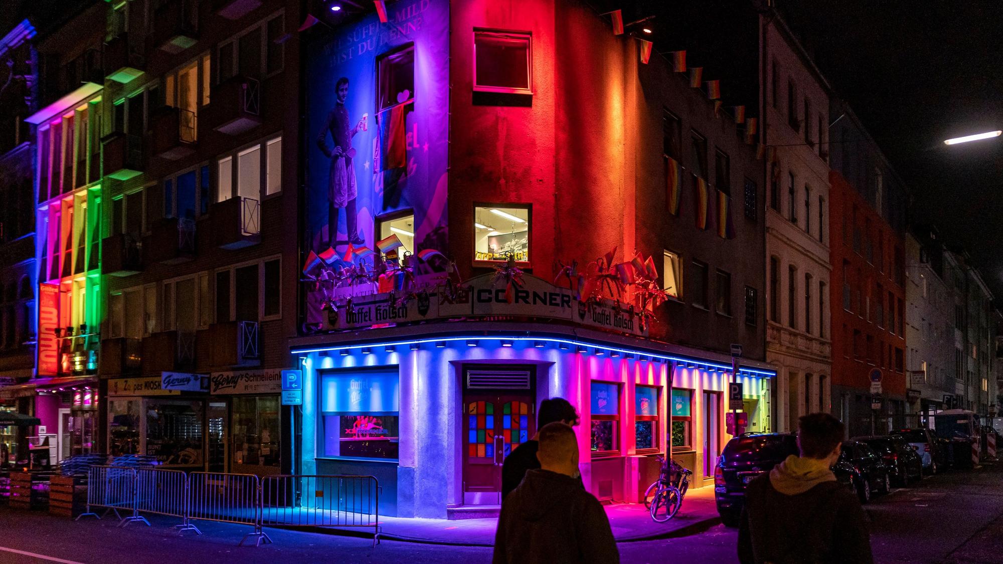 Außenansicht der bunt beleuchteten Gay-Bar ExCorner auf der Schaafenstraße.