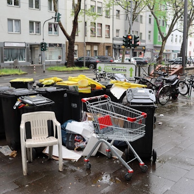 Die Mülltonnen und der wild abgelegte Unrat stören die Anwohner bereits seit etwa einem Jahr. Foto: Uwe Schäfer