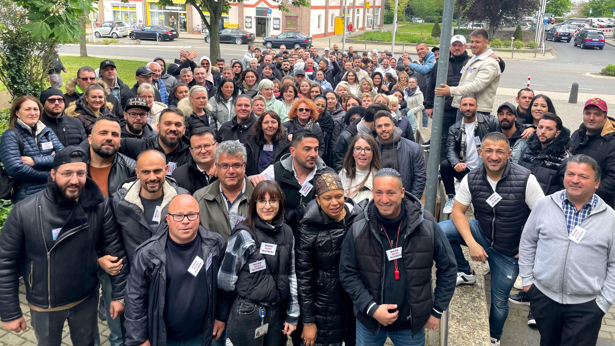 17.05.2023 Vor dem Euskirchener Amtsgericht bekundeten etwa 100 dm-Mitarbeiter ihre Solidarität für den Betriebsratsvorsitzenden Michael Betke.