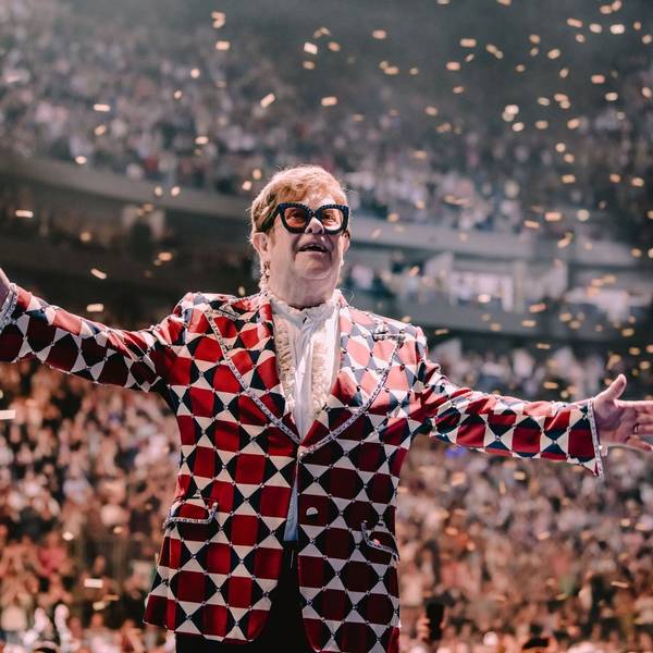 Elton John lässt sich am 16. Mai 2023 in der Lanxess-Arena feiern. Er hat die Arme ausgebreitet und steht im Konfetti-Regen.
