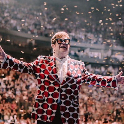 Elton John lässt sich am 16. Mai 2023 in der Lanxess-Arena feiern. Er hat die Arme ausgebreitet und steht im Konfetti-Regen.