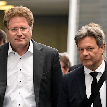 Robert Habeck (r.) konnte seinen Staatssekretär Patrick Graichen nicht im Amt halten.