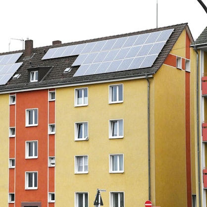 Eine Solaranlage auf dem Dach eines Mehrfamilienhauses auf der Windmühlenstraße in Köln-Mülheim. (Archivbild)