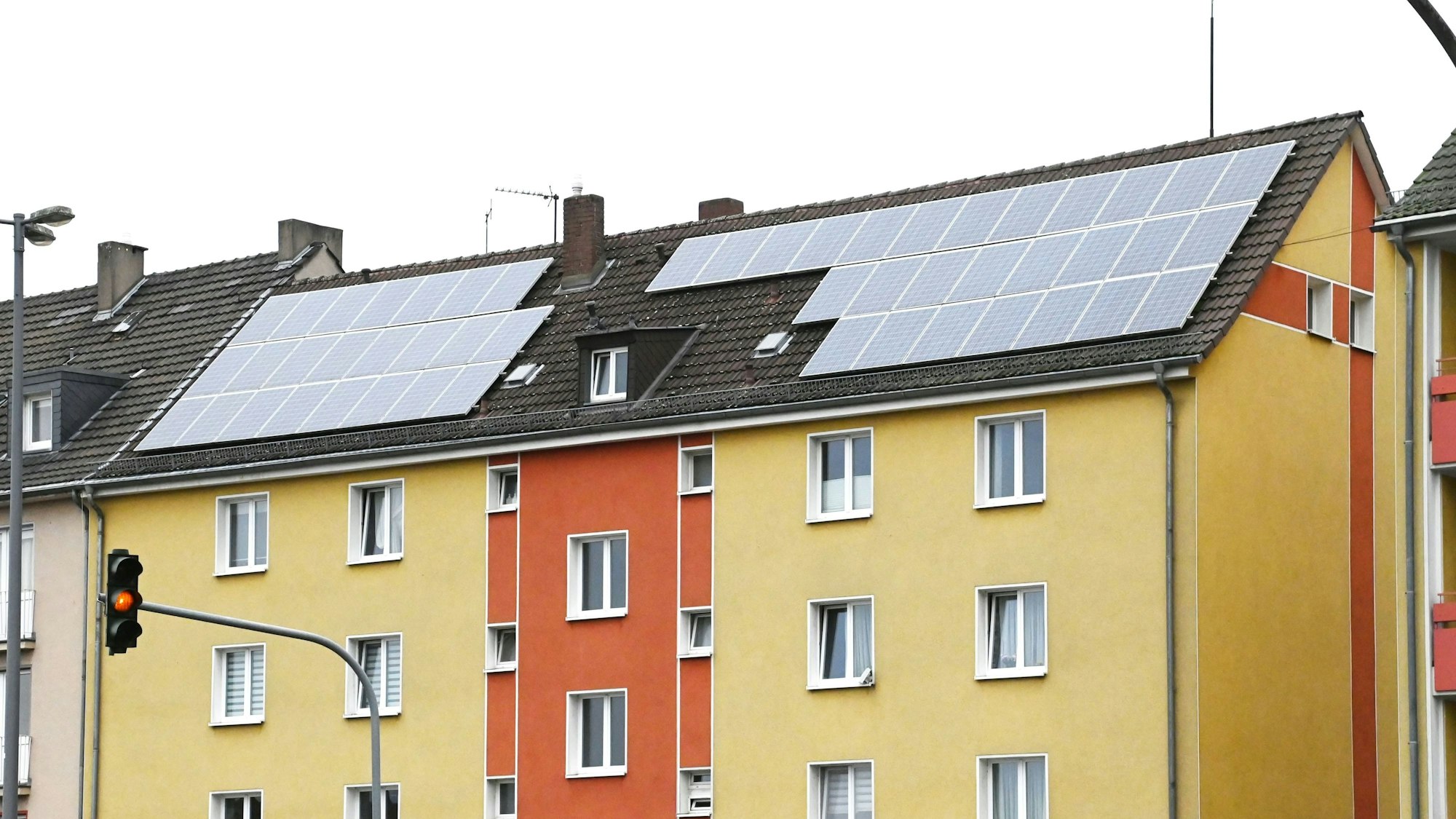 Eine Solaranlage auf dem Dach eines Mehrfamilienhauses auf der Windmühlenstraße in Köln-Mülheim. (Archivbild)