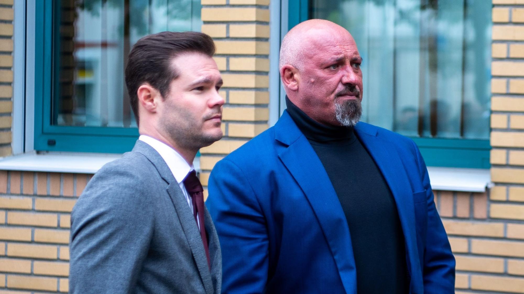 Das Bild zeigt Michael Betke (r.) mit seinem Anwalt vor dem Euskirchener Amtsgericht.