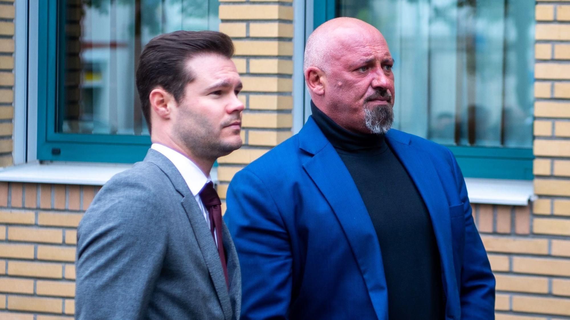 Anwalt Dustin Koehler (l.) und Betriebsratschef Michael Betke vor dem Euskirchener Amtsgericht.